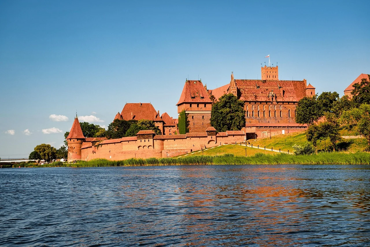 Zamek w Malborku nad wodą, widok z brzegu do planowania zwiedzania i biletów