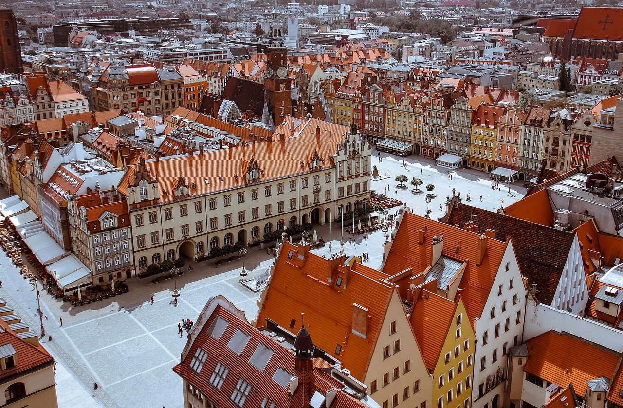 Widok z lotu ptaka na Kazimierz Dolny zimą: kolorowe kamienice i rynek, spokojny weekend