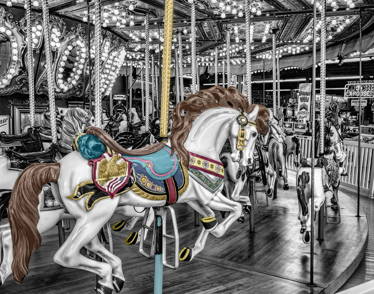 Karuzele w wesołym miasteczku Energylandia, kolejka konna i kolorowe dekoracje, klimat atrakcji