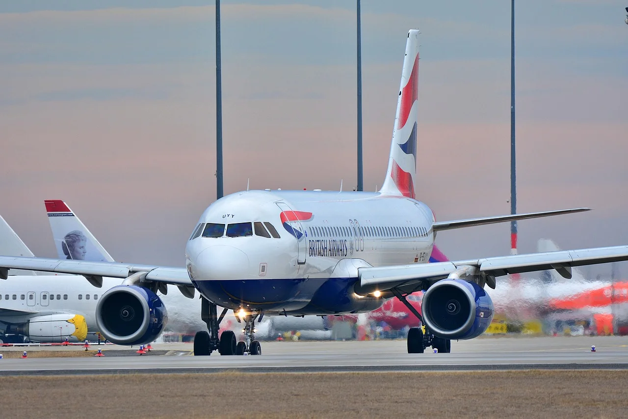 Samolot pasażerski British Airways na pasie lotniska, przydatny do porad o opóźnionym locie