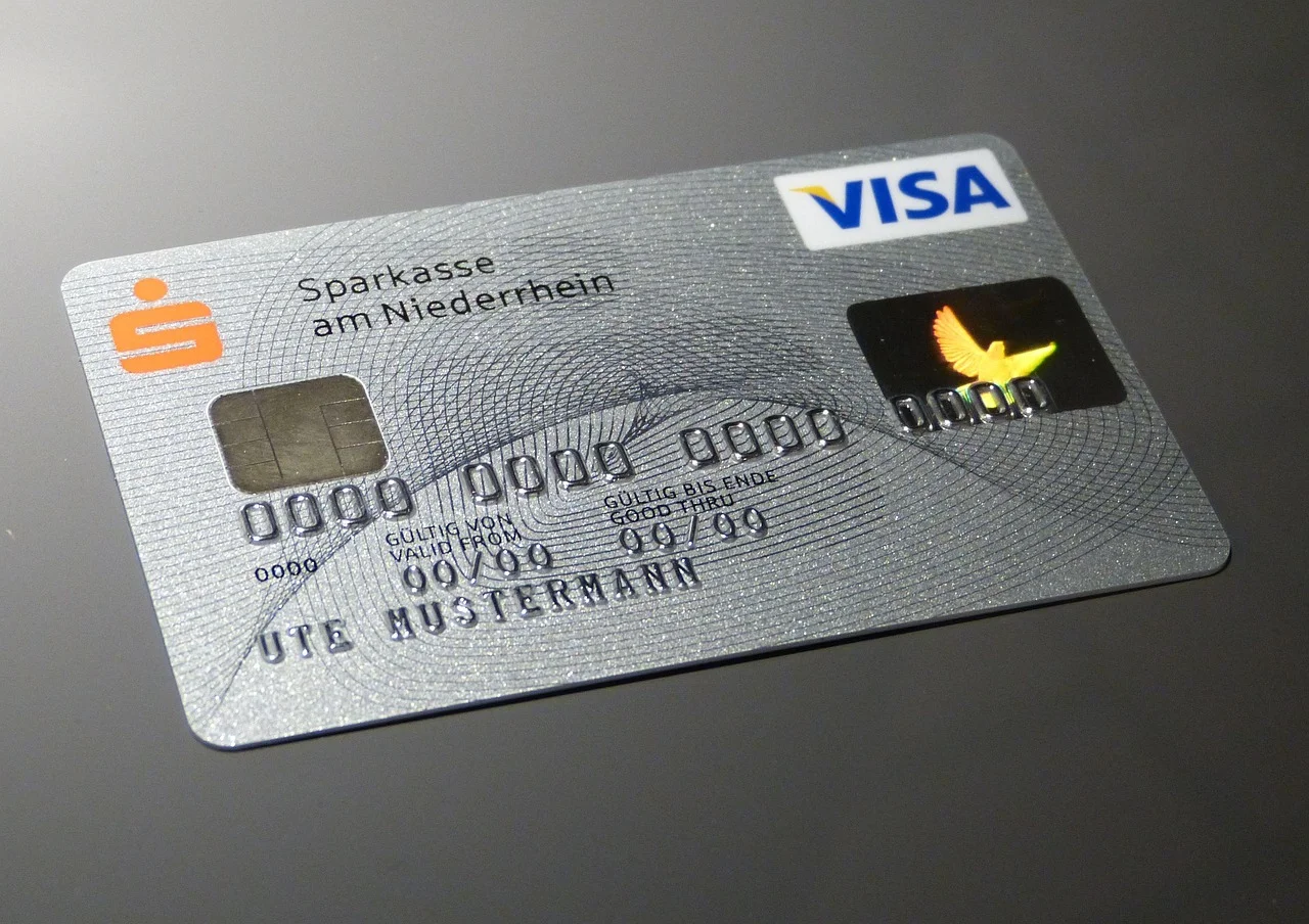 Karta płatnicza Visa z chipem, przydatna w poradniku o przewalutowaniu i wypłatach za granicą