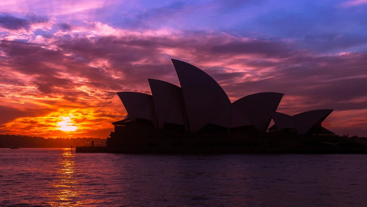Opera w Sydney na tle zachodu słońca, spokojna atmosfera na wakacje we wrześniu