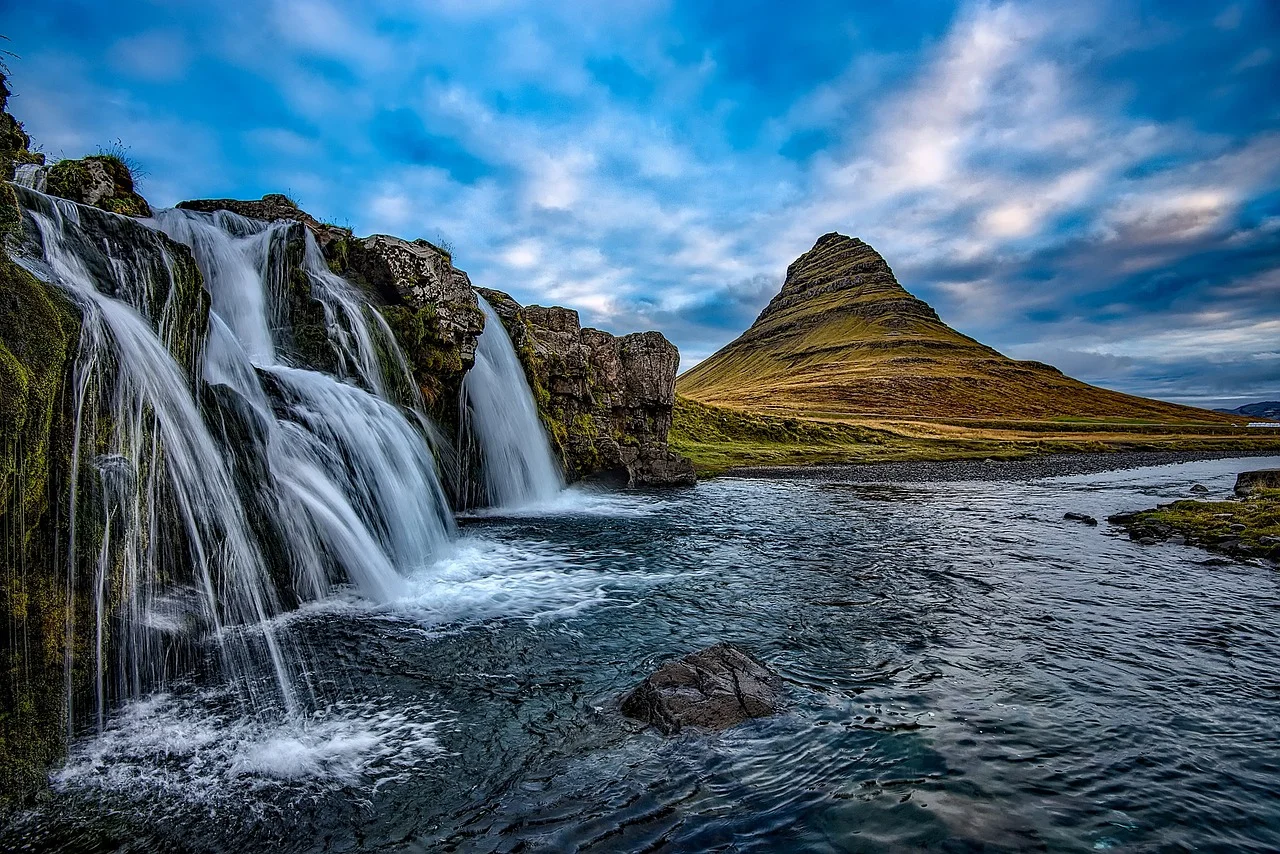 Wodospad na Islandii i góra Kirkjufell nad jeziorem, idealne na spokojny plan trasy samochodem