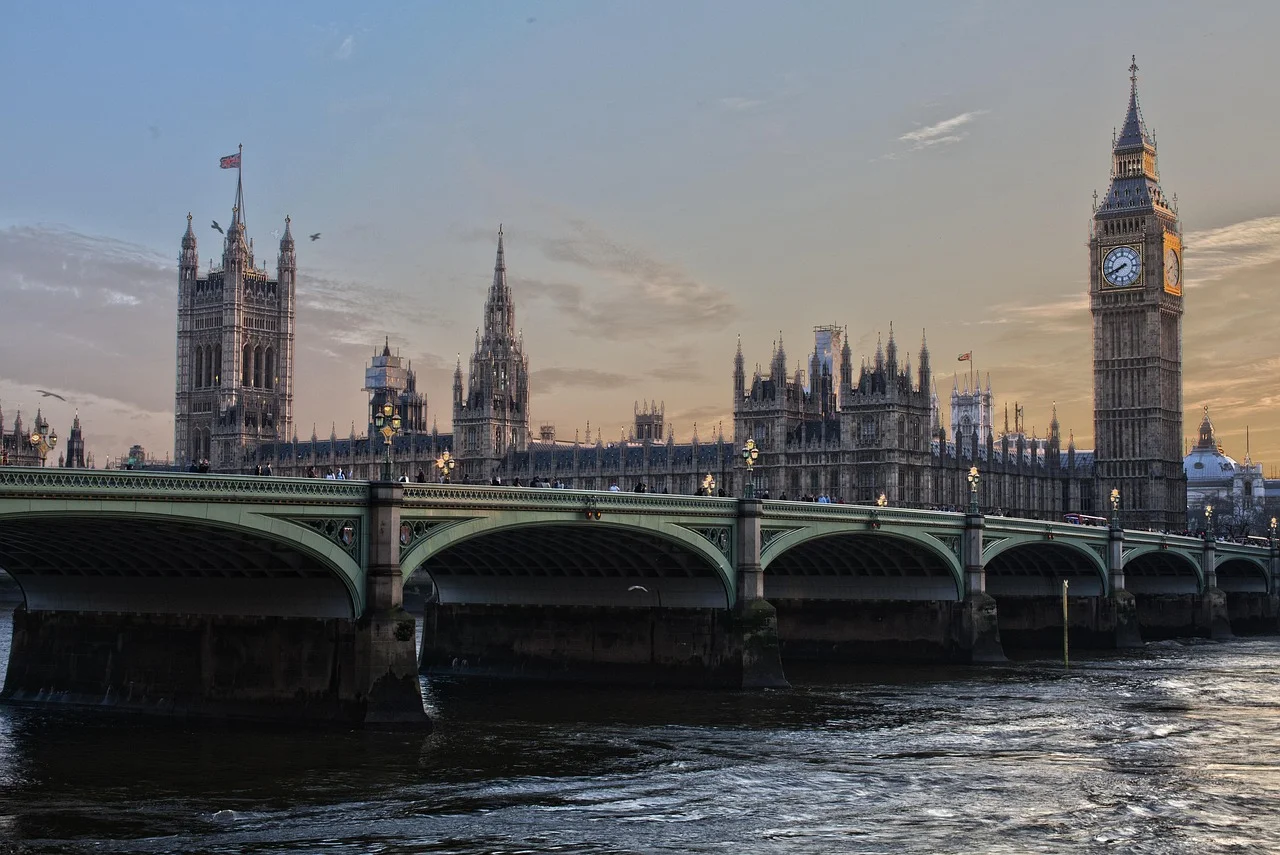 Londyn: Big Ben i Westminster z mostem nad Tamizą o zachodzie słońca, plan zwiedzania 4 dni