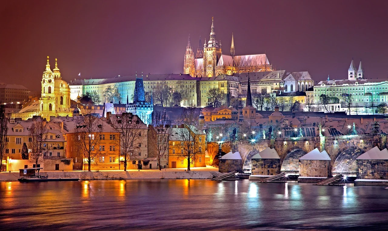 Praga nocą: oświetlony most i zabytki nad Wełtawą, klimat na weekendowy spacer i plan atrakcji