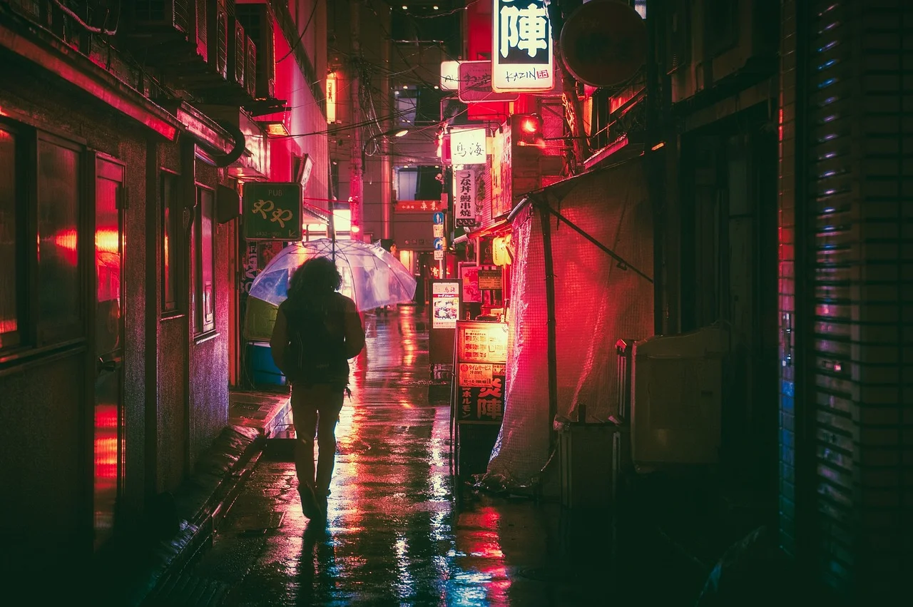 Zakamieniona ulica w Japonii nocą, czerwone neony i parasol przechodnia, klimat atrakcji Zakopanego
